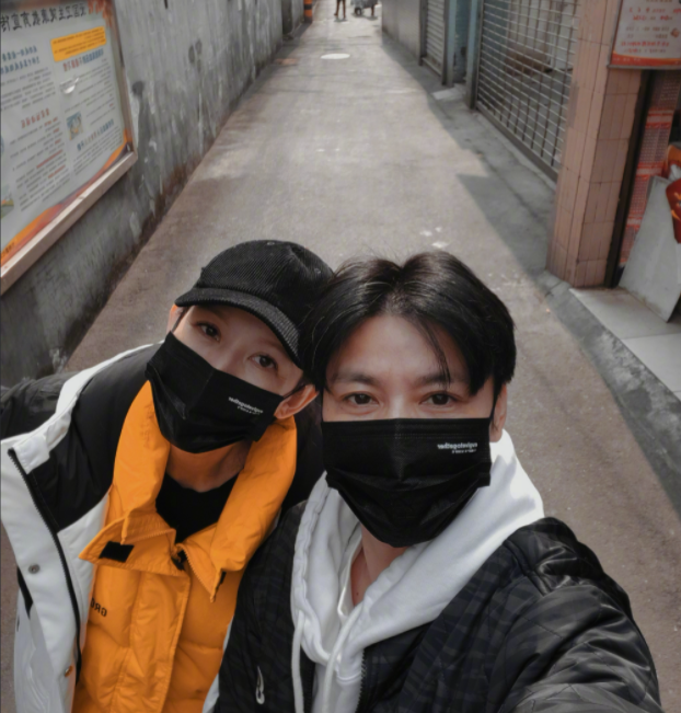 蔡少芬|蔡少芬张晋素颜吃路边摊！喝平价饮料配面条，桌上一碗白菜接地气