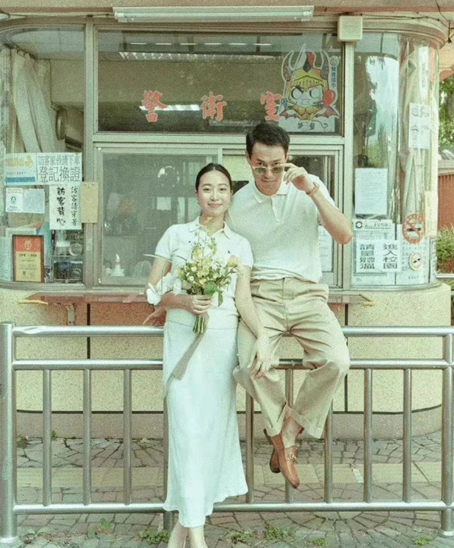 杨祐宁|杨祐宁晒立体婚礼喜帖，两人被花团簇拥，一看就是花了小心思的
