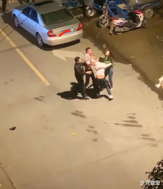 深圳：男子和朋友去酒吧喝酒，发现妻子搂着陌生人坐在邻座