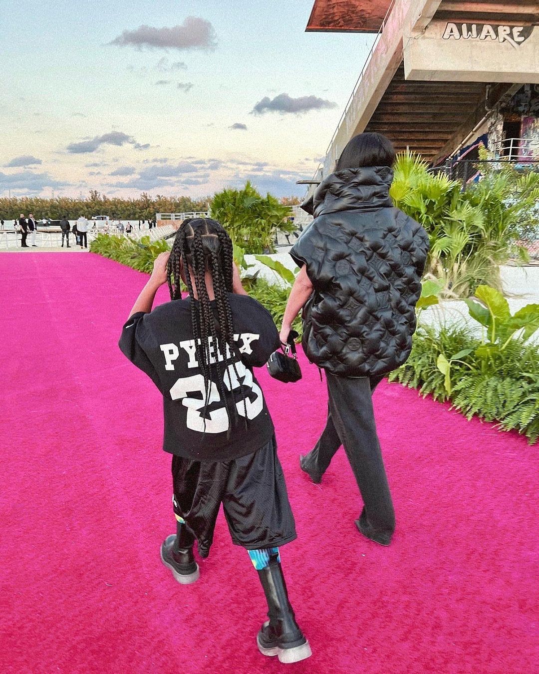 金·卡戴珊|金卡戴珊穿球衣亮相真难得!8岁西北妹成胖墩,长得贼像黑人前夫