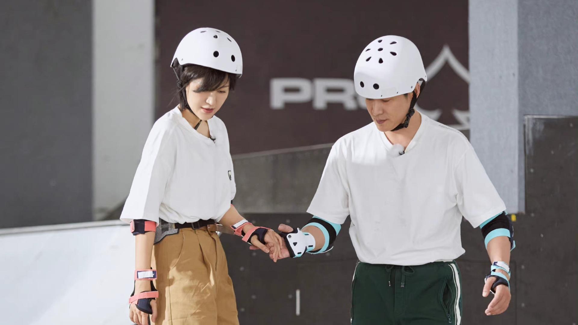 鲍蕾|陆毅鲍蕾玩滑板，T恤+短裤休闲减龄，穿情侣鞋甜蜜又吸睛！