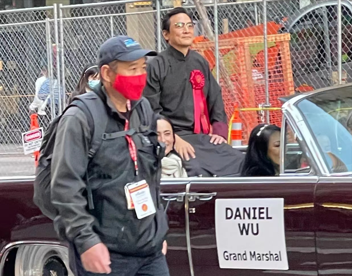 吴彦祖|吴彦祖一家三口穿传统服装参加花车巡游，8岁女儿越长越美太惊艳