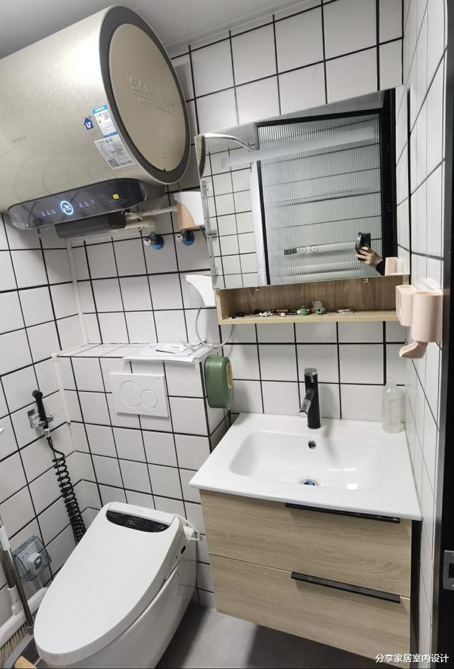 入住半年的新房,餐厅设卡座,沙发不靠墙很实用,看完全屋很治愈