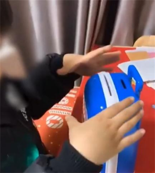 儿子辛苦存6000元,被12岁男孩偷走请客玩乐,父母没赔送腊肉道歉