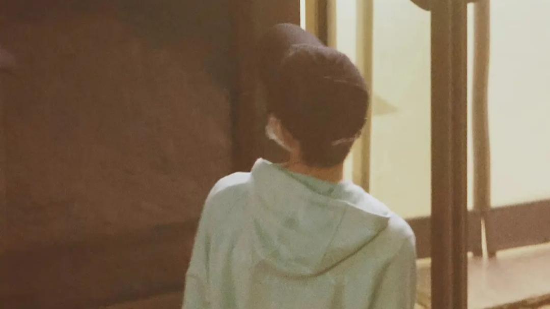 王源|王源背手闲逛的姿态，像极了公园老大爷！