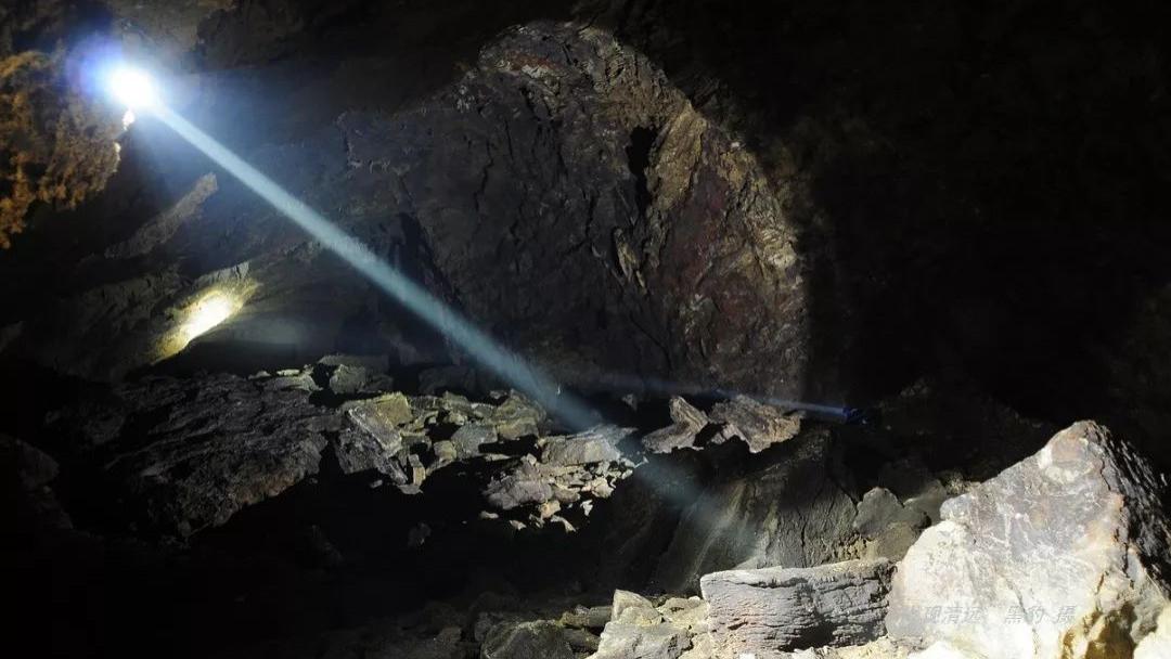 钟乳石|误入废弃多年的地下洞窟，琳琅满目的钟乳石让人叹为观止！