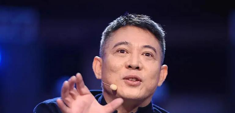 李连杰|李连杰上海3亿豪宅无人住,闲置10年变“菜棚”?保姆成最大赢家