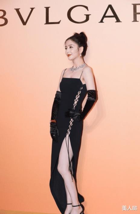 佟丽娅|?佟丽娅身材娇小却有料,穿黑色吊带裙婀娜多姿,39岁完美御姐范