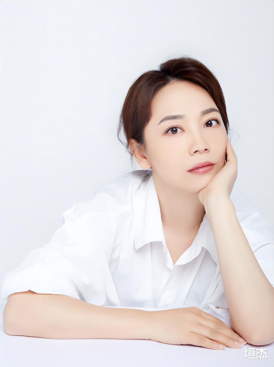 劳春燕|劳春燕：婚后和丈夫分居16年，孕期还在主持节目，她过得幸福吗？