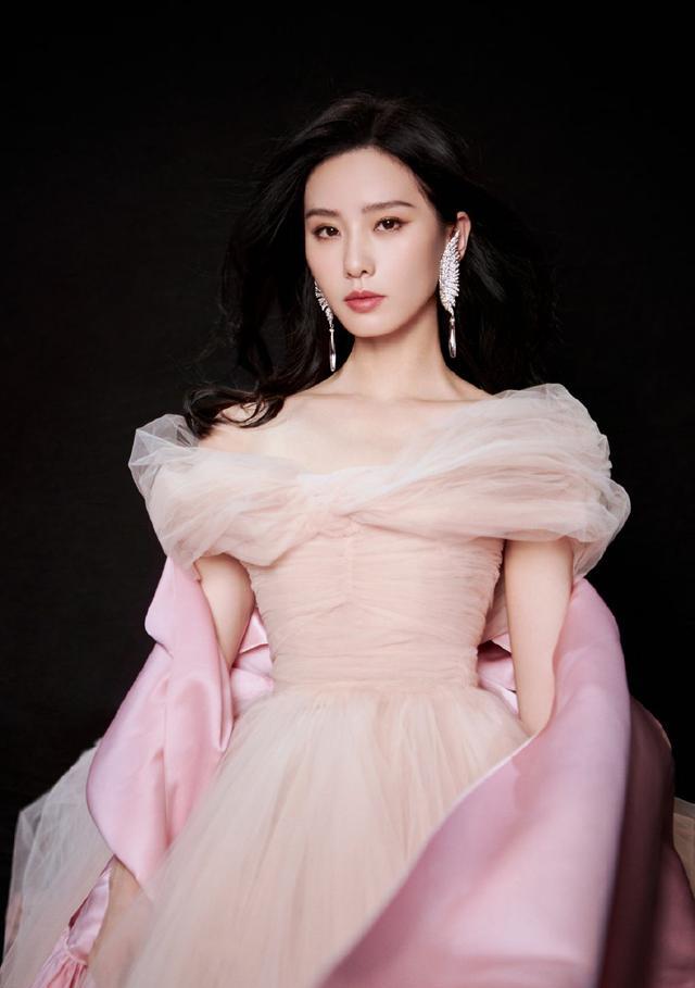 刘诗诗|刘诗诗穿粉色一字肩长裙大秀香肩！雪肌玉貌美若天仙
