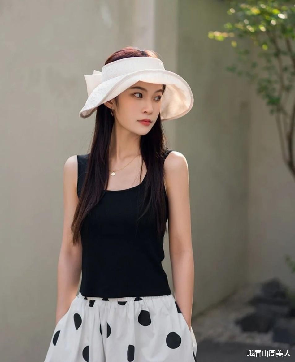 帽子 看完三木妈妈的打扮后才发现：显年轻的秘诀是“帽子”，洋气减龄
