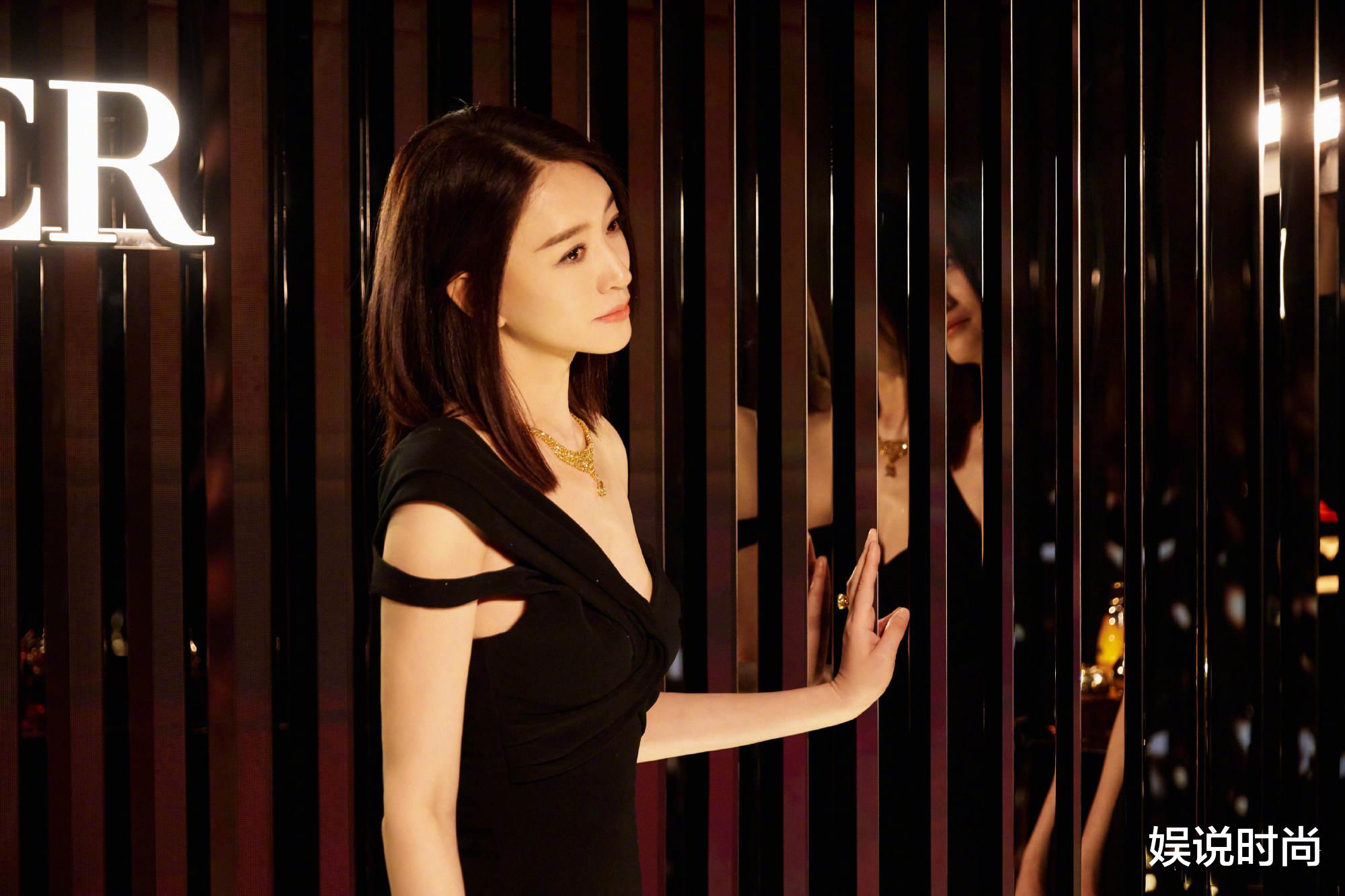李小冉|李小冉不愧为冻龄女神,一袭不规则露肩黑裙直接心动!时尚有气质