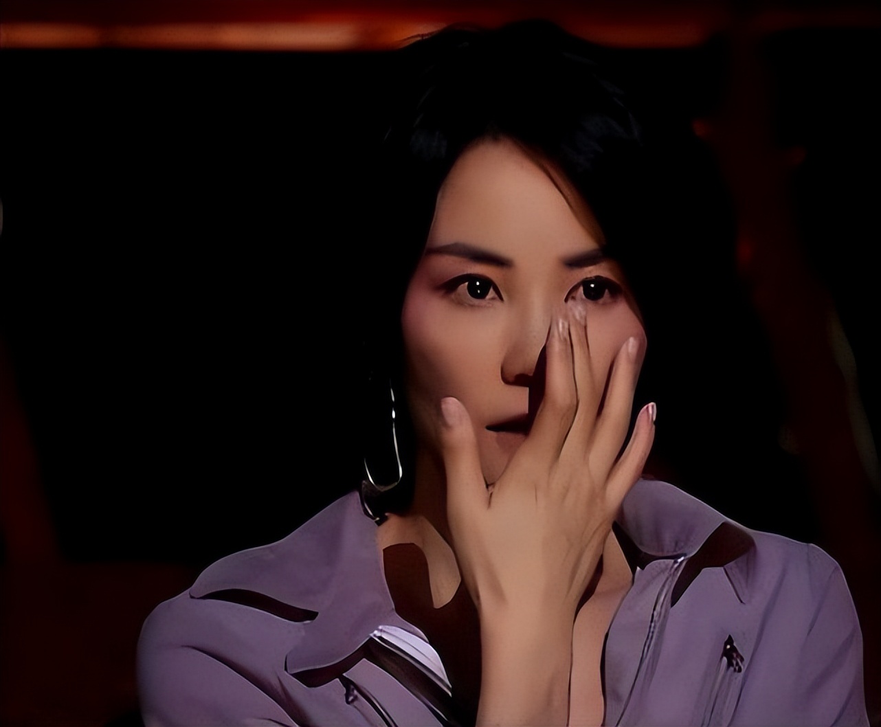 王菲|王菲唱走音了!早年双手伸蜜蜂箱唱歌,一脸惊恐唱错词还害羞