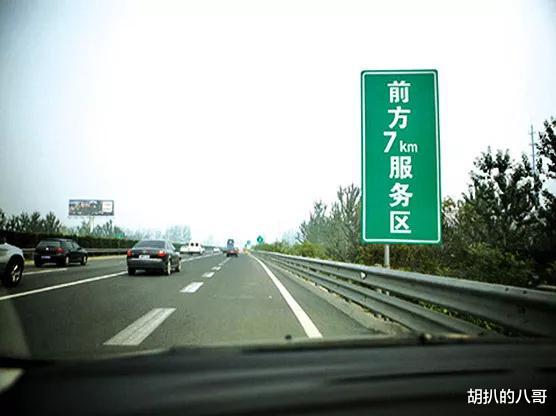 民警都看不下去了!顺路载女友回家的男子行至半道时要求分摊路费