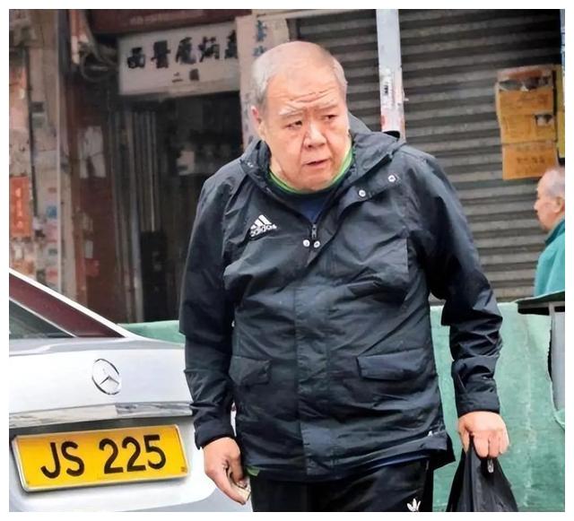 郑则仕|71岁郑则仕带妻子参加婚礼，脸色红润状态好，妻子身材苗条