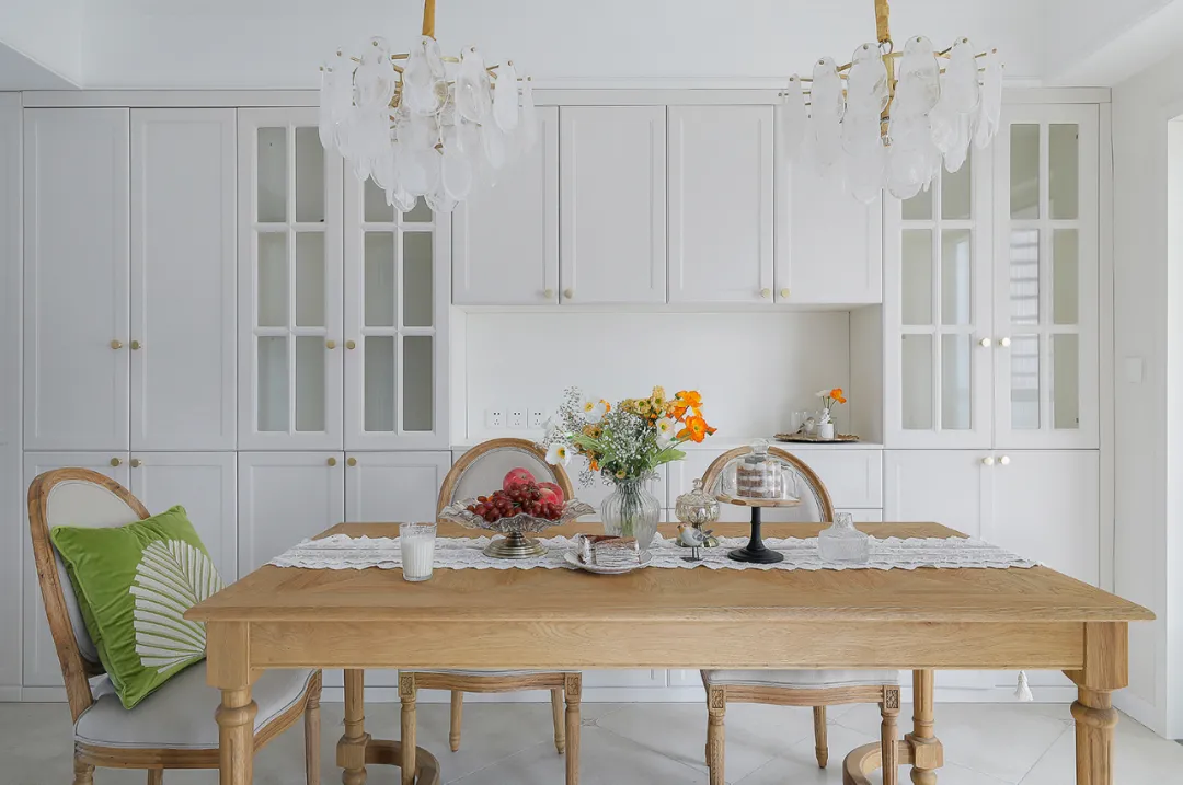 126㎡美式风格，跳脱的绚丽色彩、流畅的石膏线条，舒适慵懒又不失精致