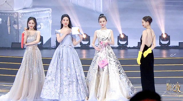 周雨彤|红毯上佛系躺平，私服却火力全开，这女明星真迷惑