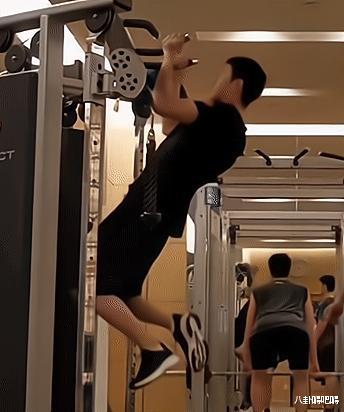 王一博|王一博与老戏骨对话表情冷漠,新广告法令纹遭吐槽,粉丝揭秘原因