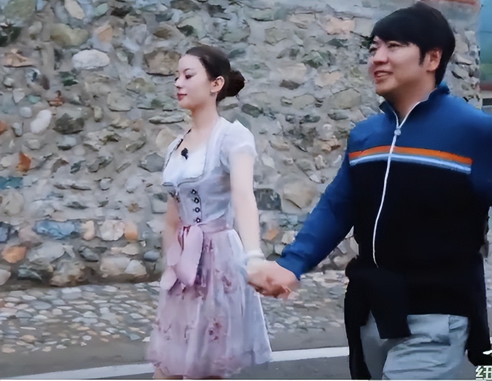 |朗朗数落吉娜:出门永远带套裙子!娇妻用最软的话表达最硬的态度