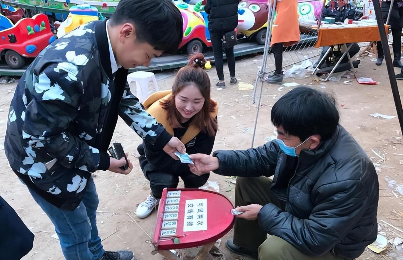 年关将至,弹球骗局再现乡村集市,一对情侣输掉上百块