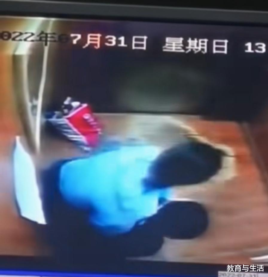 电梯从16楼直坠,母亲一番操作救了母子二人