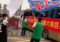 辽宁男篮|辽篮球迷太疯狂！球馆外助威，挥舞大旗+高举标语，力争横扫夺冠