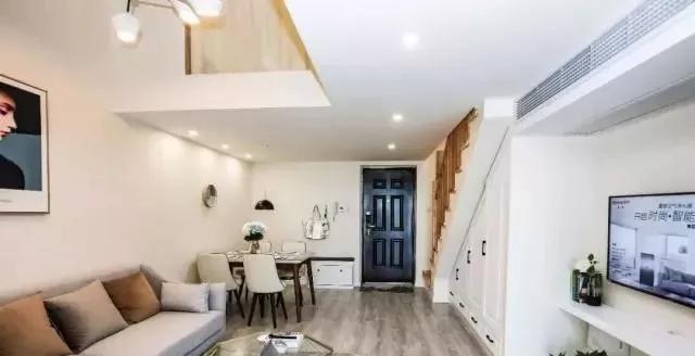 复式只装楼梯太浪费了，这样利用，多出一个衣帽间！