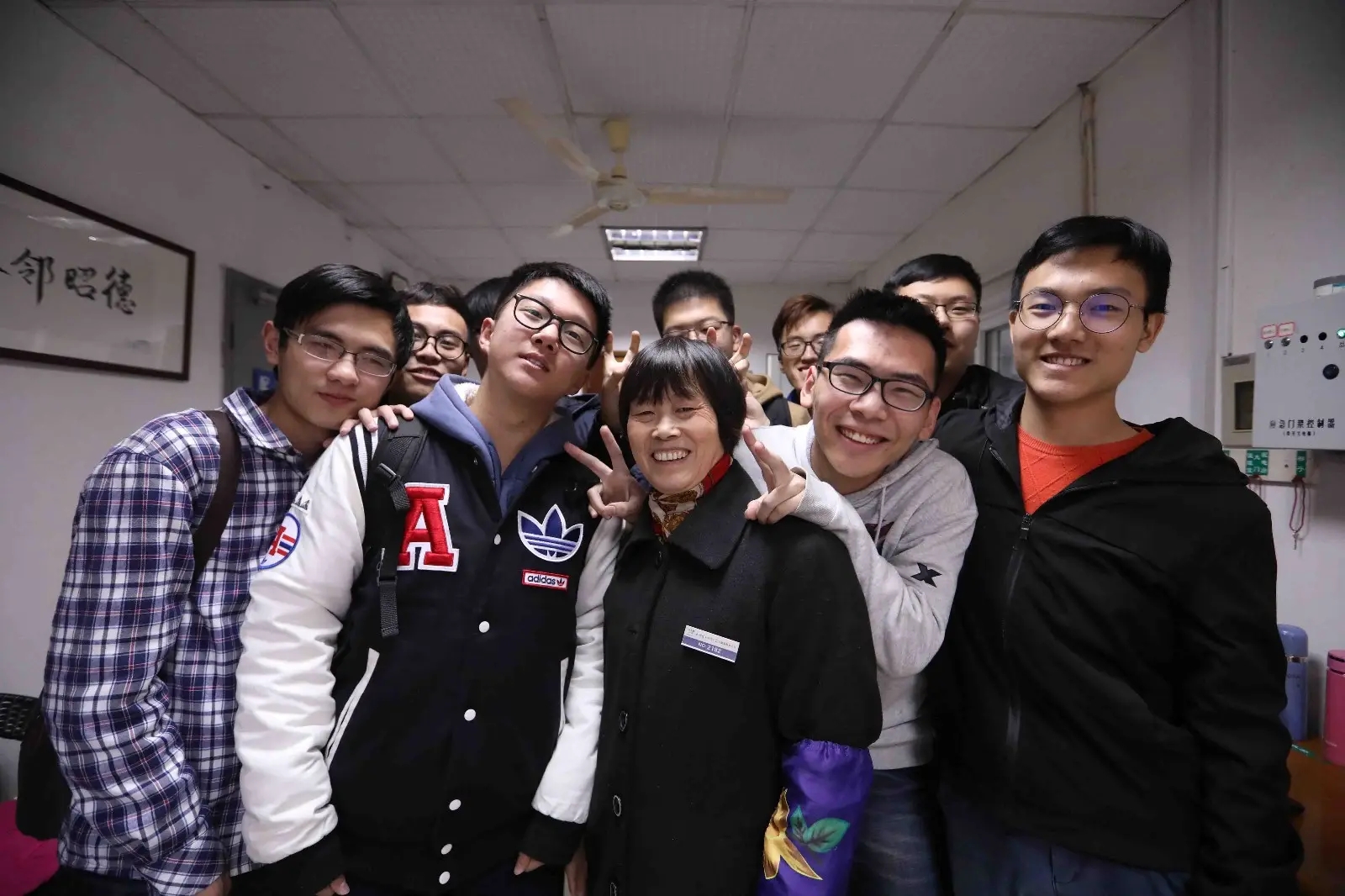 00后|“少走30年弯路”,00后毕业生成为宿管阿姨,本人表示很满足