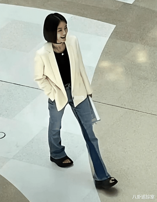 秦岚|43岁秦岚近照曝光,一刀切短发利落职场范,瘦到极致双腿似竹竿