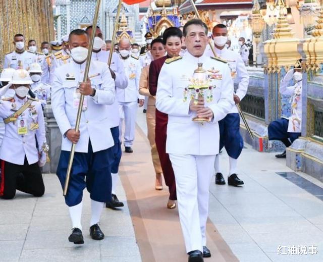 苏提达|苏提达王后妩媚动人，一袭石榴裙稳居C位，牢牢锁定泰王目光