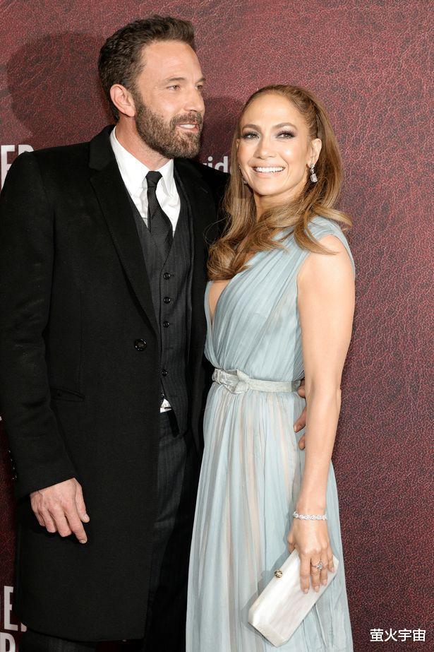 詹妮弗·洛佩兹|52岁詹妮弗·洛佩兹穿镂空皮革装炫腹肌，知天命之年事业爱情两手抓