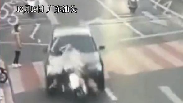 宝马突然加速撞向电瓶车，母女三人被碾压，目击者：大人不行了