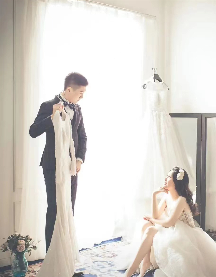 广东男篮|广东男篮悍将婚纱照唯美！妻子高颜值！豪宅装饰豪华，配置游泳池很惬意