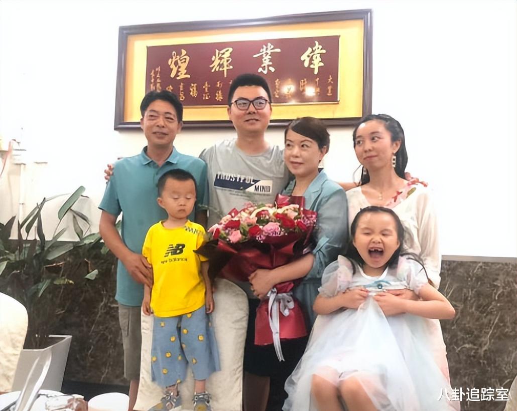 双喜临门!田静直播远离油烟,小腹突出疑怀孕,网友:起码4个月