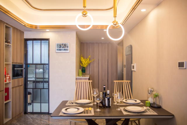 133㎡现代风设计有超大空间的主卧和多功能房，给生活带来便利