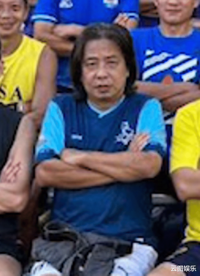 谭咏麟|谭咏麟脚伤痊愈,率领超20位港星踢足球,集体穿国产运动服气场大