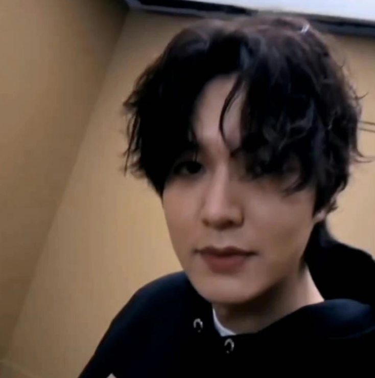 李敏镐|?李敏镐颜值彻底崩了，皮肤松弛满脸坑，怎么肿成这样？