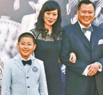 万梓良|万梓良一家三口罕见同框，小16岁娇妻穿金戴银颜值高，儿子像妈妈