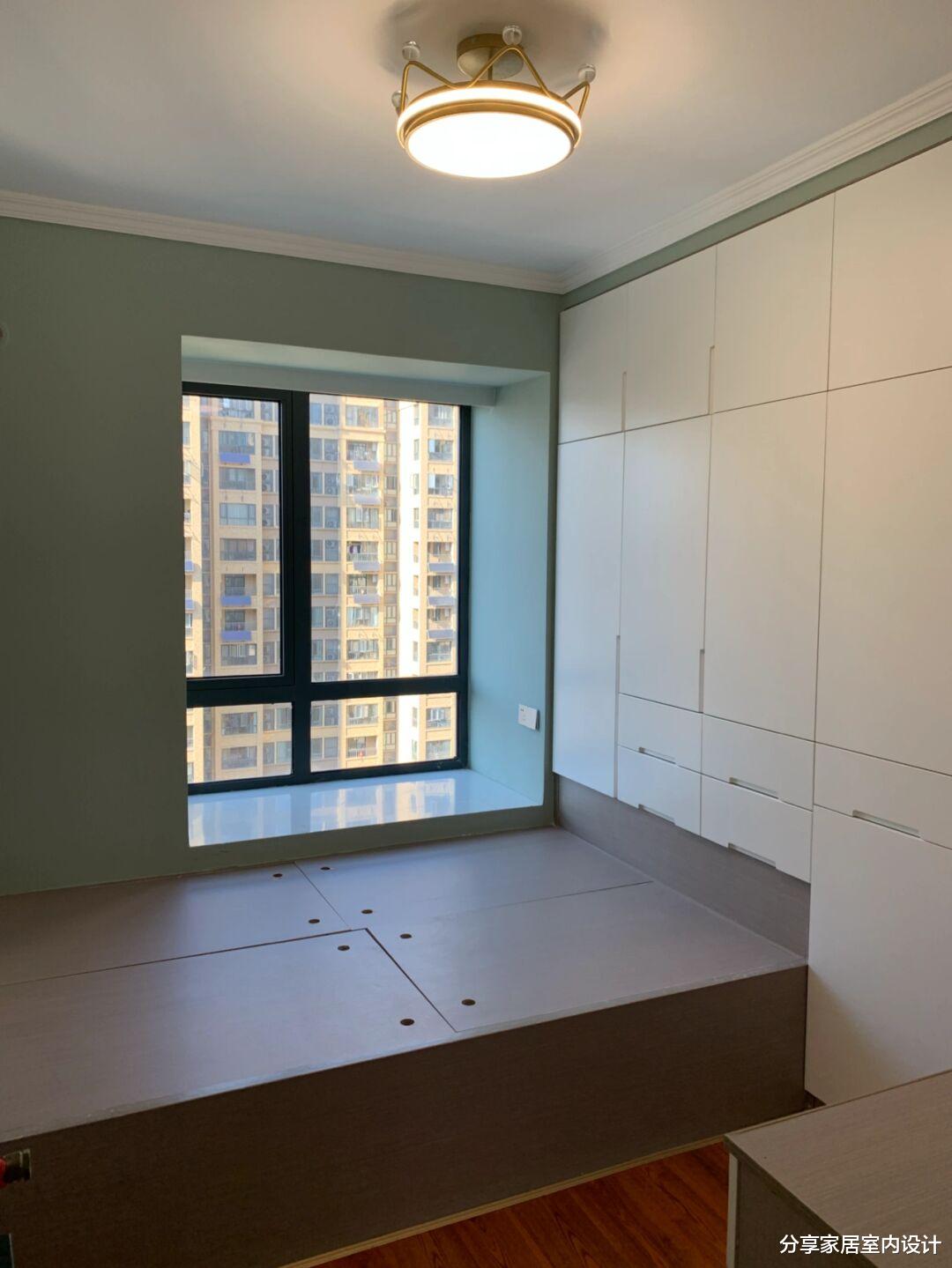 第一次装修新房，全屋坚持选择木地板，电视墙打满柜子非常实用！