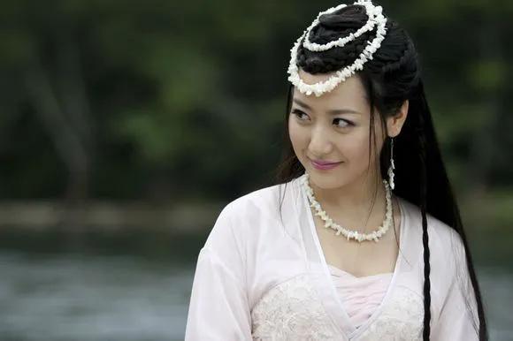 白冰|白冰，27岁闪婚小男友，36岁又独自带娃，再靠浪姐翻红的她幸福吗