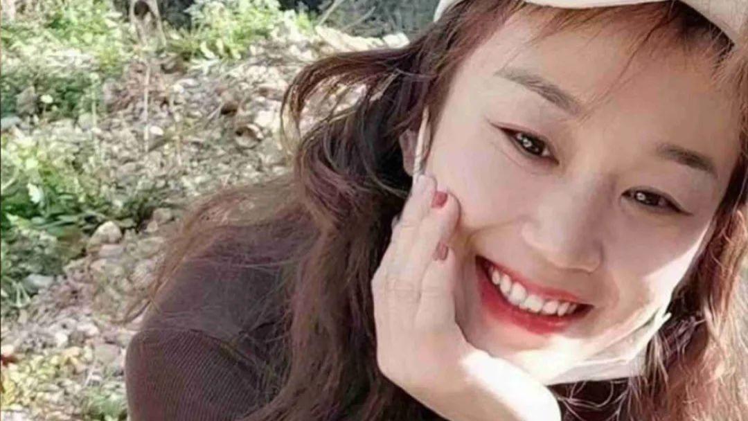 打工妹被女同事泼香蕉水点燃毁容，漂亮的模样如今成痛苦的记忆