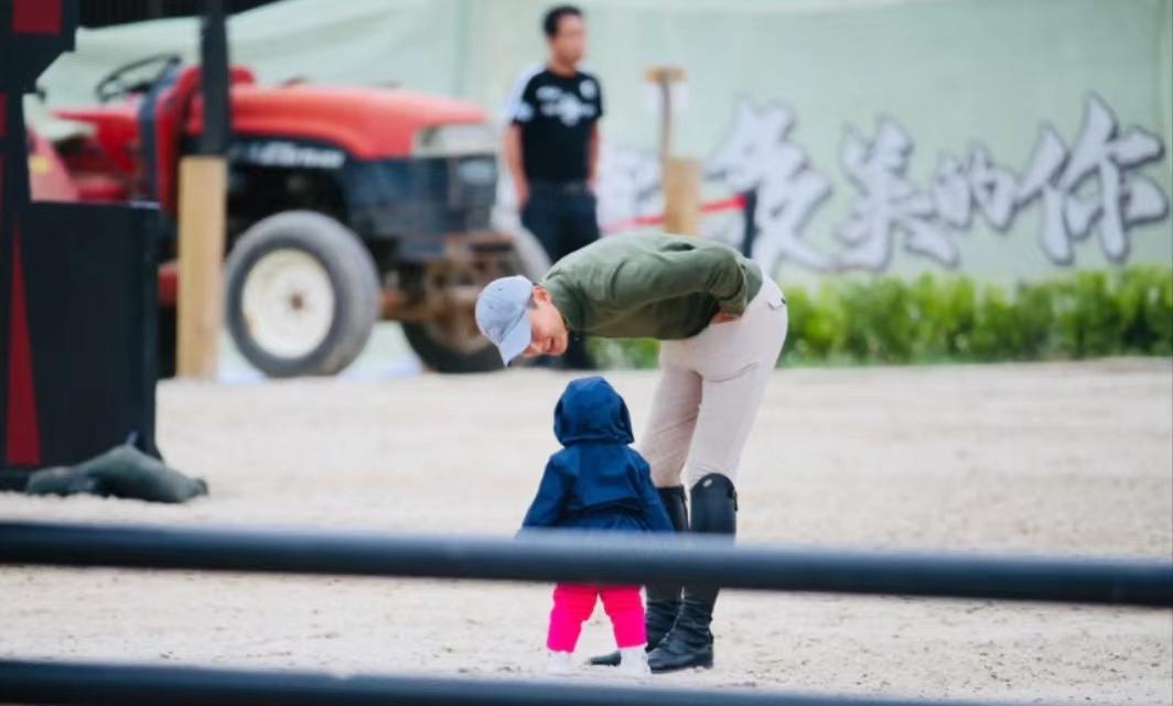 朱珠|朱珠穿黑色紧身衣陪老公练马术，1岁王珠宝呆萌可爱