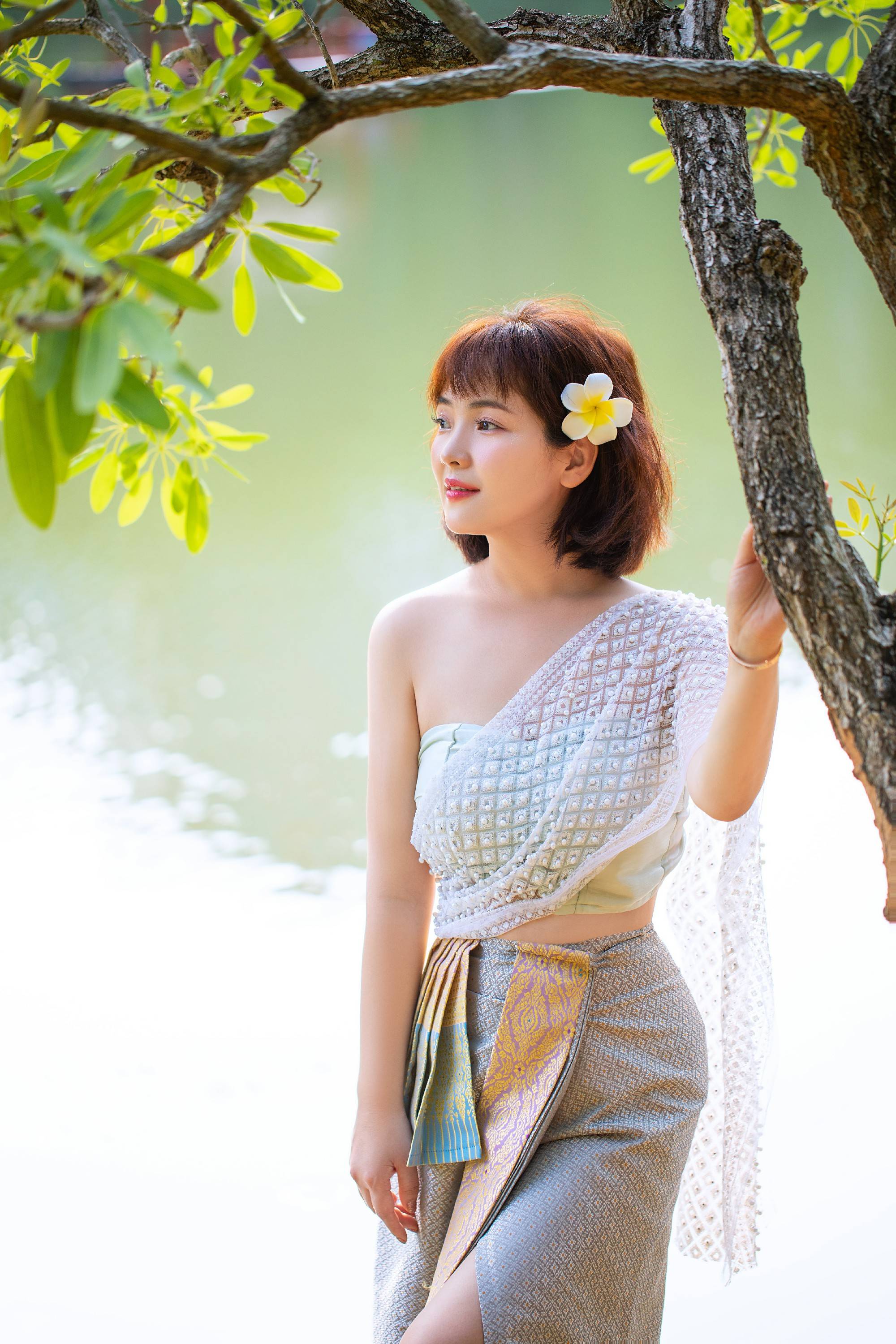 斯琴高丽|斯琴高丽春日浪漫写真曝光,穿越丛林化身傣家姑娘