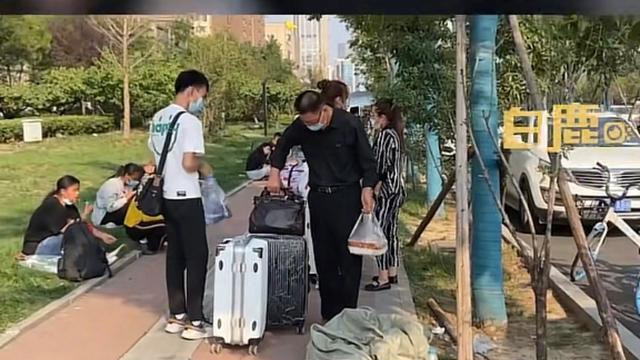 父子俩坐27小时硬座带泡面开学引争议，有些世面不是用钱能买到的