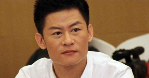 李健|李健：凭“孙成海”被熟知，24岁娶小5岁初恋，婚后14年仍恩爱如初