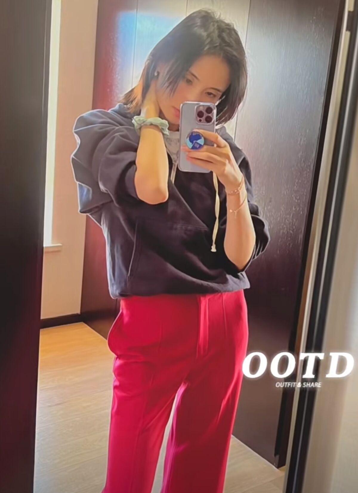 李亚鹏|海哈金喜穿李亚鹏的衣服，称呼继女李嫣为嫣儿，是个好脾气的后妈