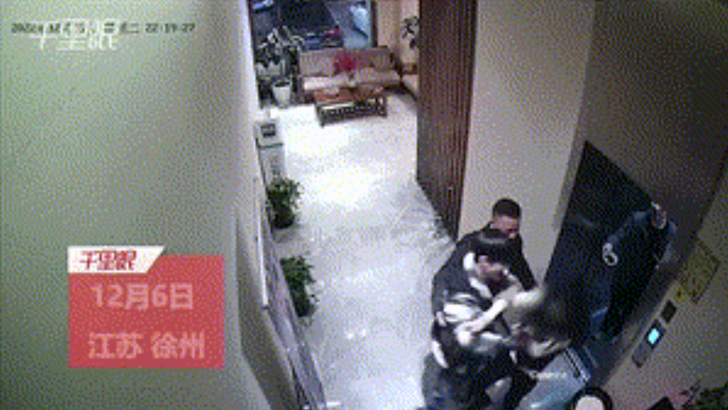 江苏徐州,一女服务员引导几名男客人乘坐电梯时,却被其中一名男客人强行搂抱并压倒在地上
