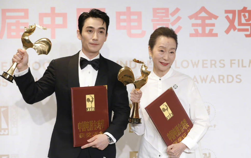 朱一龙|金鸡奖：朱一龙拿影帝台下男星偷偷撇嘴！奚美娟时隔31年，再拿影后