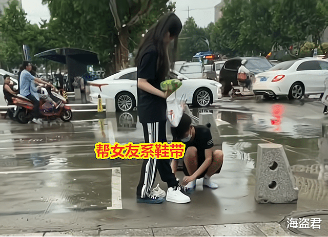卑微的爱情!男子遇积水怕女友鞋弄湿,脱鞋给她穿自己赤脚趟水走