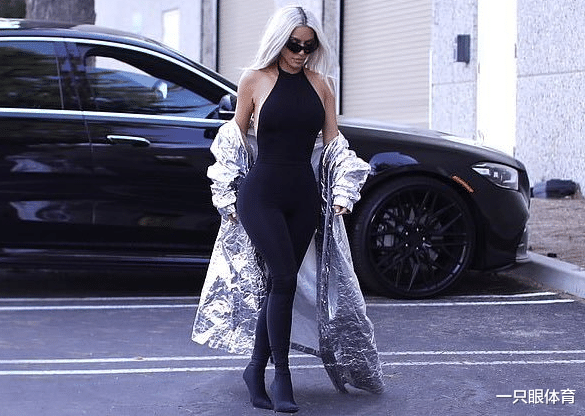 金·卡戴珊|金卡戴珊最新广告大片,眼神好勾人!白发更显气质,变年轻了